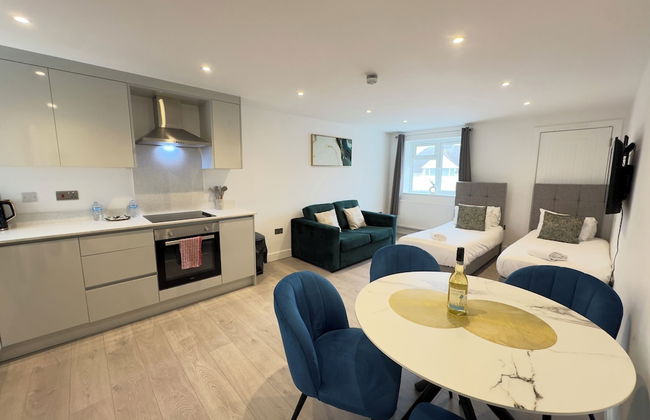 Heathrow Charge and Go - Photo 32