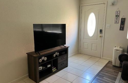 Peaceful 2bed,1bath condo with free parking all yours to enjoy - Photo 3