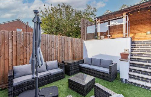 5Bed House with Games Room & Slide! Fast WiFI & FREE Parking - Photo 10