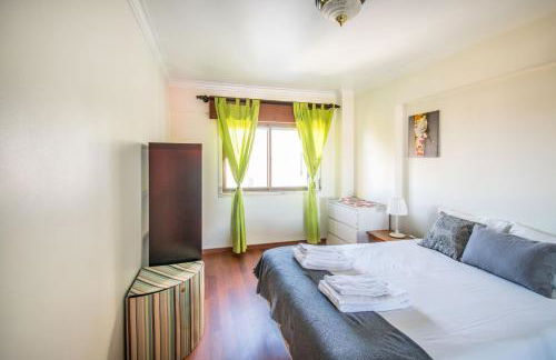 Enjoy Lisbon Cascais Sintra 1200 metres to metro blue line Sintra Rail line Free Parking - Foto 54