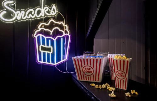 Near Drake/Downtown packed w/Amenities - Hot Tub - Movie Theater - Photo 10