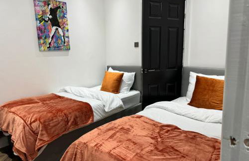 4 bed 4 bath House with Free Parking, 5 Mins to LFC and 15 Mins to City Centre - Foto 3