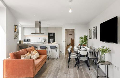 Luxury 3BR Apt Sleeps 10, Wembley & Park Views - Photo 14