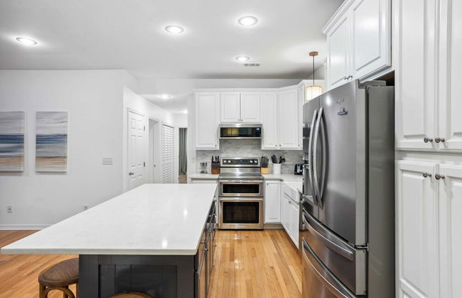 Dolphin Days by Avantstay Pool, 0.2mi to Beach! - Foto 15