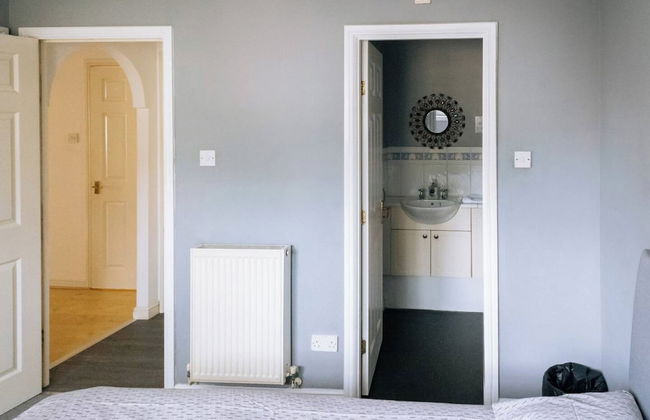 Snug & Serene 2BD Flat - Roseburn - Photo 27