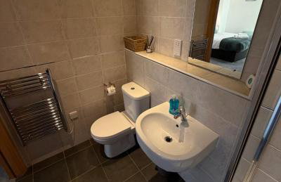Central Liverpool 2-Bed Balcony Apartment by StaySavvy Accommodation - Photo 38