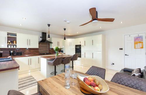 Modern 4 bedroom family home with driveway parking - Foto 1