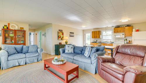 Lake Champlain Family Retreat with Deck and Yard - Foto 3