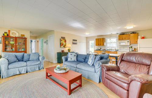 Lake Champlain Family Retreat with Deck and Yard - Foto 3