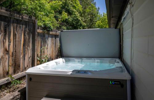 Relaxed Hillside Retreat with Hot Tub and Skyline Views - Foto 38