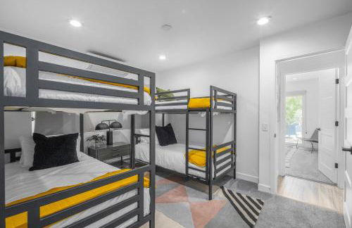 Relaxed Hillside Retreat with Hot Tub and Skyline Views - Foto 30