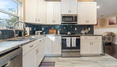 Your Home Away From Home 3Br 2Bth House with EV PLUG IN on site & Only 8 min to downtown - Foto 4, stove, pet friendly, minibar