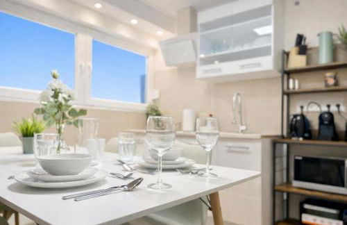 STN Royale Suite - Ferienwohnung mit 4 Schlafzimmer, 8 Big Beds, Parkplatz & Balkon, Highspeed WLAN, Netflix Premium, Zentral zu Audi & Schwarz Gruppe - Foto 34