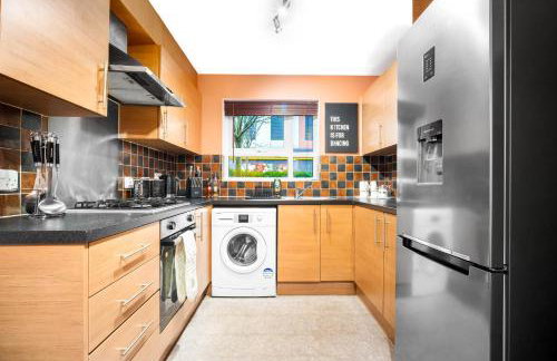 Stylish Manchester 4 Bed House with Garden - 4 Doubles Beds & 1 Single Bed - Sleeps 9 - Salford - FREE PARKING - SMART TVs in every bedroom - FREE NETFLIX - 6 min to City Centre, Close to Trafford Centre, Etihad Stadium, Manchester Arena, Clubs & more - Foto 10