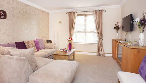 Riverbank View Three Bedroom Apartment with Free Parking - Photo 2, Primary image