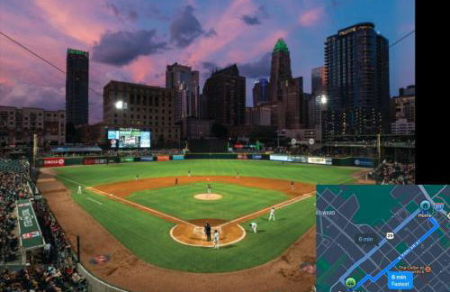 Uptown LUXE Retreat with Parking & Walk to City Center - Foto 43