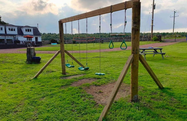 Lovely Semi-rural Caravan & Hot Tub - Sleeps Fam 6 - Photo 17