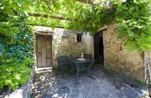 restored water mill with rockpools and waterfall - Foto 14