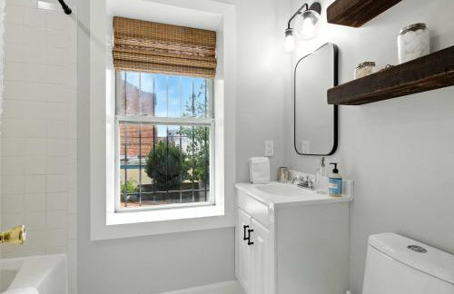 Capitol Hill Retreat Modern 2BR - Private Patio - Foto 8