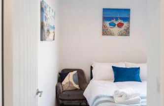 The Little Blue House by Sheppey Stays -Cosy 2BR Blue House - Near Docks with Parking - Foto 34