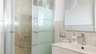 Modern House for Couples & Business Stays - Foto 3, Shower