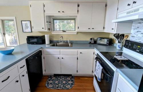 Oceanfront Cottage with Fire Pit & Direct Water Access Near Acadia National Park in Hancock, Maine - Foto 3