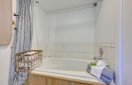 Couples Escape in Railcar, 13 Mi to Mount Rainier! - Photo 14