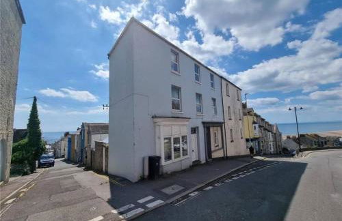 Bright & beautiful 4 bedroom house with sea views - Photo 15