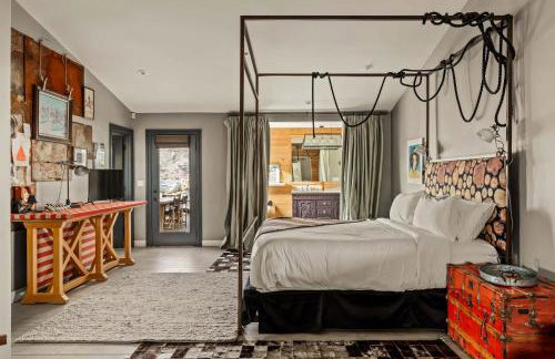 The Outlaw By The Cohost Company - Foto 50