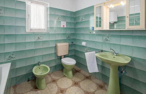 Amazing Home In Erzisce With Jacuzzi - Foto 26