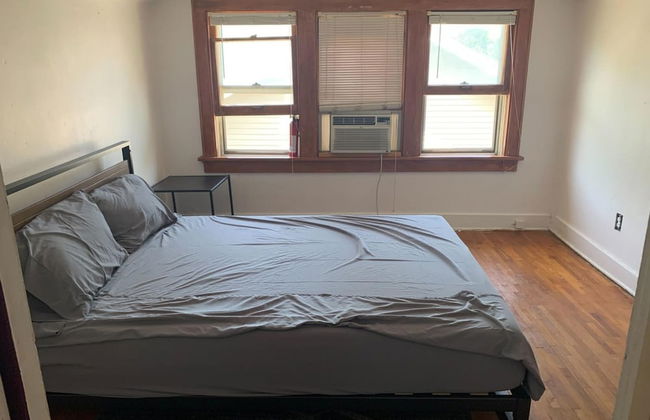 Cute Cozy and Cheerful 3 Bedroom House - Photo 2