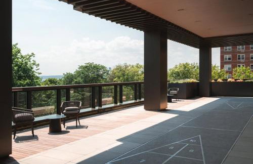 Sleek and Stylish Studio, Luxe Perks in Prime Spot - Photo 11