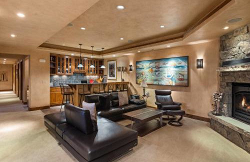Luxe Artful Mountain Retreat with 4 King Suites, 8 Person Hot Tub and 3 Decks - Foto 24