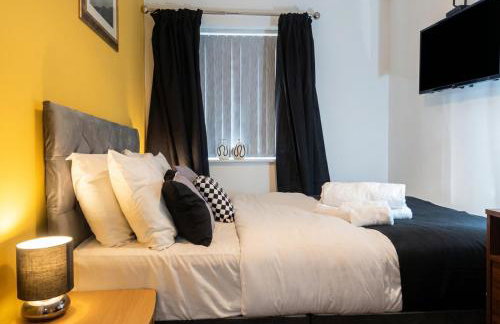 Bright 4 Bedroom Home in Walsall, Free Parking and for EVs - Photo 9