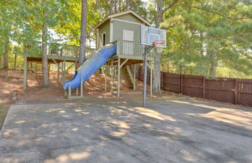 Spacious Winder Getaway with Hot Tub and Game Room! - Foto 28