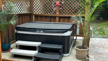 3 Bedroom Cozy Cottage with fenced in backyard and hot tub 4 miles to the beach - Foto 4