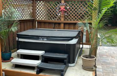 3 Bedroom Cozy Cottage with fenced in backyard and hot tub 4 miles to the beach - Foto 4