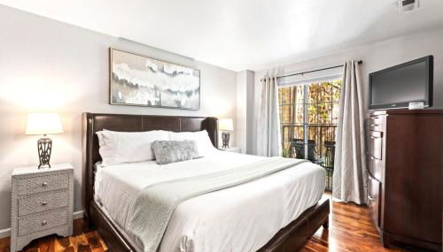 Copper Bottom Inn Upgraded 1-Bedroom, Electric Fireplace, Full Kitchen, WiFi, Walk to Slopes, Portable AC CBI-108 by KBM - Foto 5