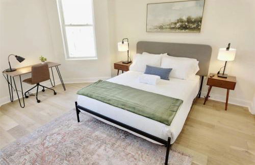 Pristine Petworth Family Home w Street Parking - Foto 28