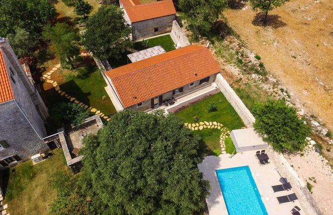 The Poolside Stone House in Bale - Foto 46