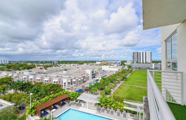 Lovely Condo|Pool & Parking at Midblock - Foto 13