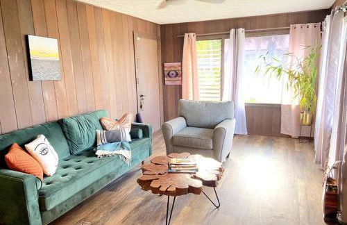 THE HILO HOMEBASE - Charming 3 Bedroom Hilo Home, with AC! - Foto 1