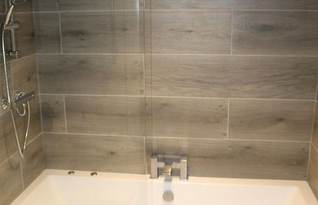 Albert Luxury Hottub and Jacuzzi Apartments - Photo 7