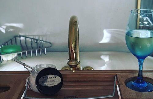 1870s Stained Glass Nostalgia - Foto 22