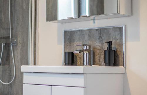 The Larky - Modern 2 Bed Cottage in Larkhall - Photo 3