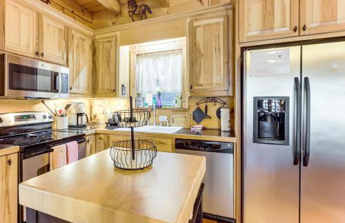 Newly Refreshed! Suches Cabin with Deck, Fire Pit - Foto 4