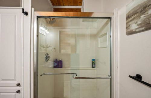 Charming A-Frame Cabin w Hot Tub & Mountain Views - Foto 32