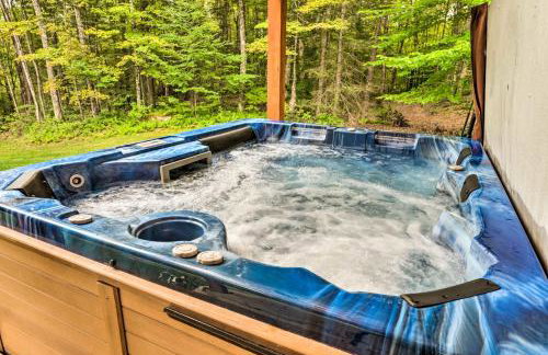 Secluded 2BR Cabin w Hot Tub, Pond, Trails, WiFi - Foto 4