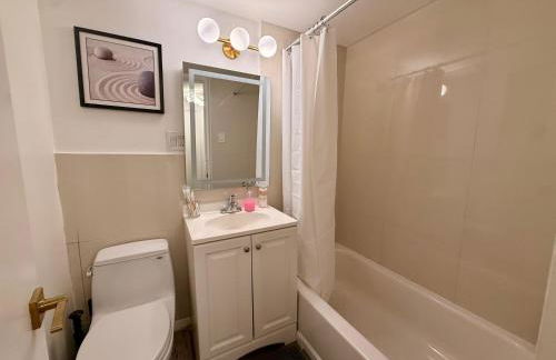 Gold Coast 2BR Suite Near Oak Street - Photo 3