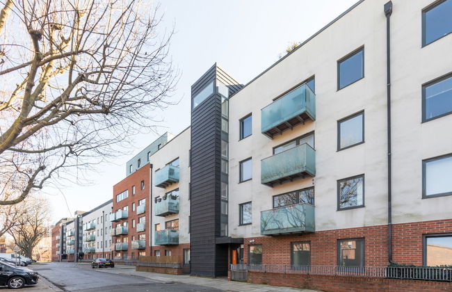 Luxury 2-bed Flat, Parking and Close to the Tube - Photo 33